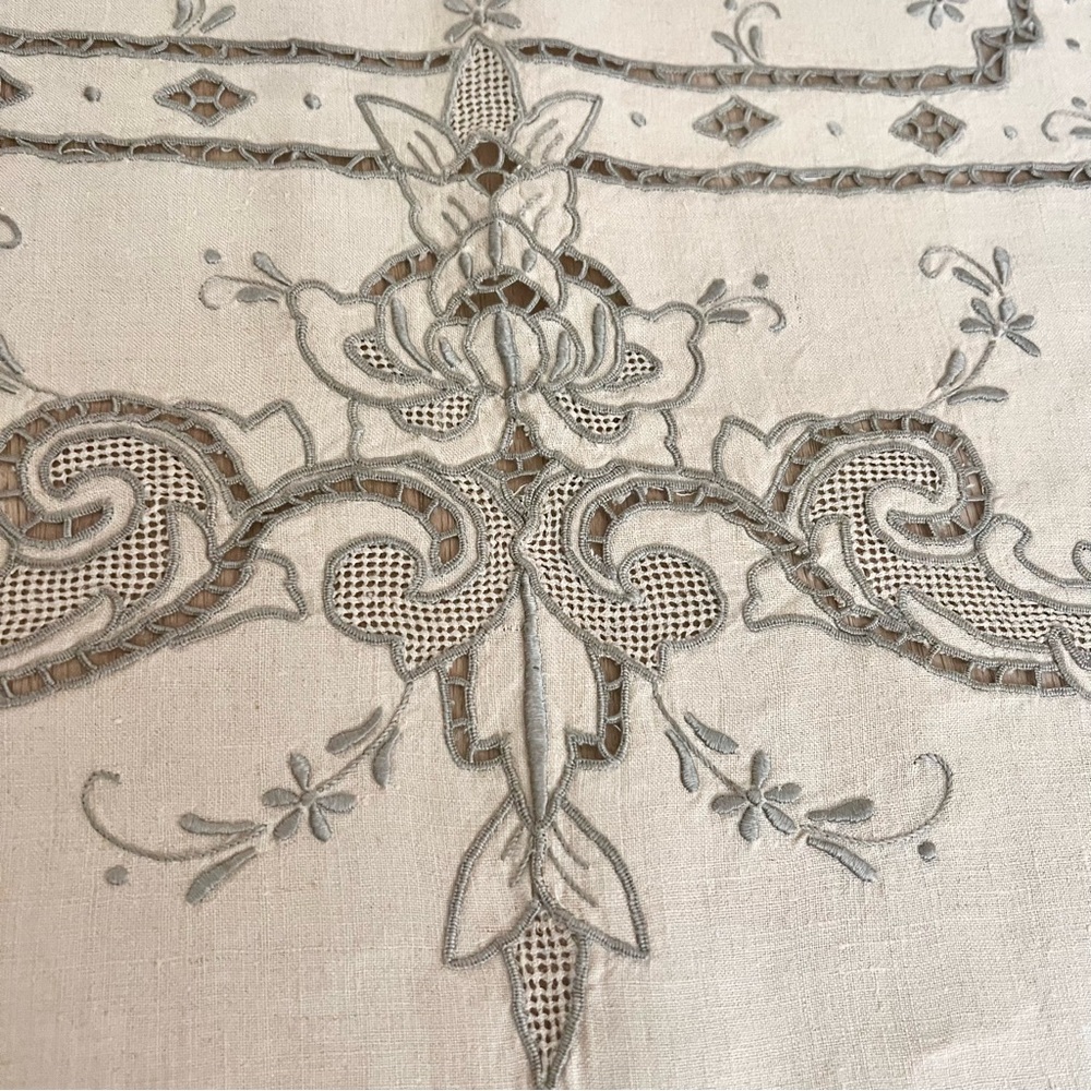 Vtg Madeira Embroidered Cutwork Lace Floral Linen Tablecloth 113”x62” & Napkins - Picture 6 of 10
